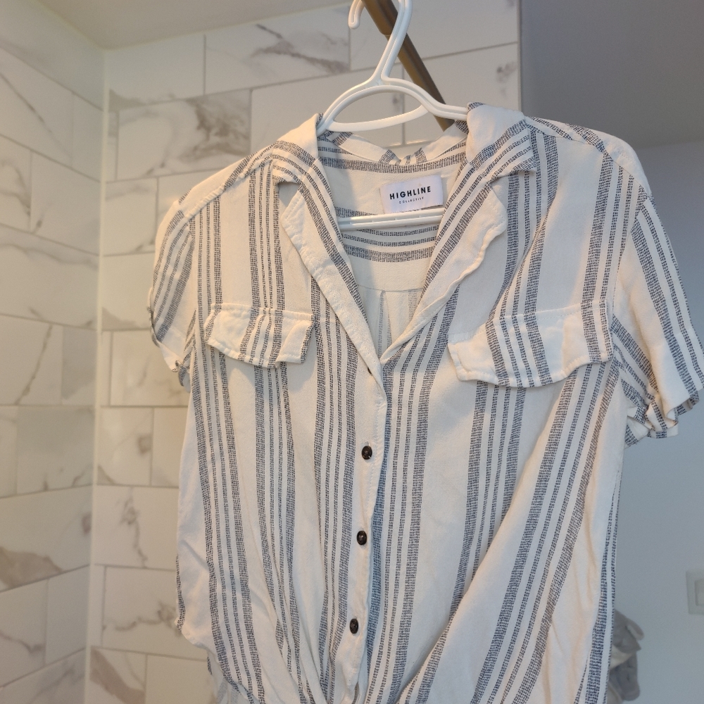 Short sleeve button down tie front blouse - Picture 2 of 4